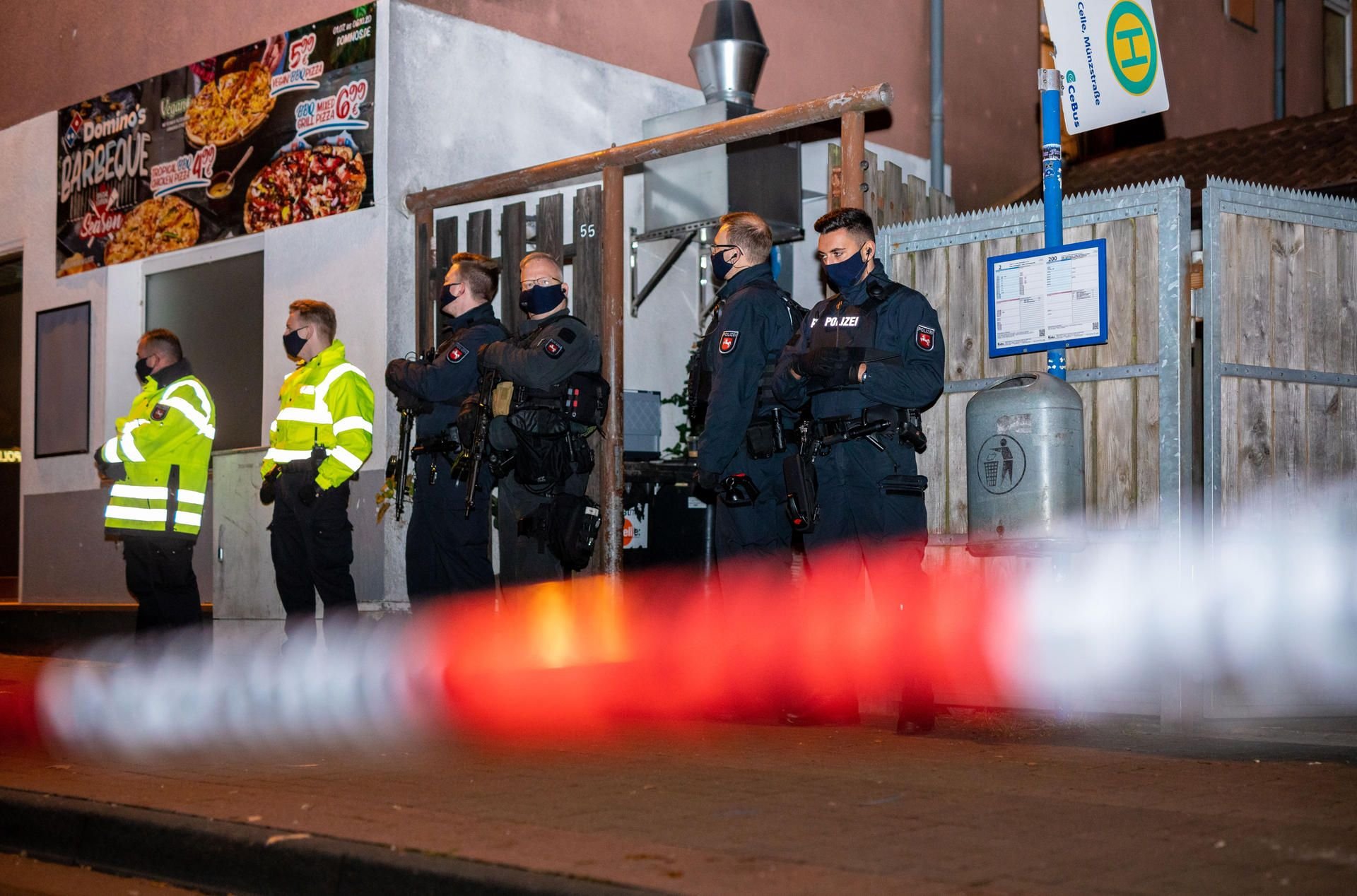 Polizisten sichern in Celle den Zugang zum Hinterhof eines Hauses. Nach einem Tötungsdelikt hat die Polizei am Montagabend Anwohner gebeten, in ihren Wohnungen zu bleiben.