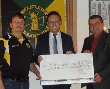 Die Sportler des SV Germania 08 Wartenburg können zukünftig auf eine automatische Beregnungsanlage für den Wartenburger Sportplatz setzen. Zur Finanzierung trug auch die Sparkasse bei, Mitte November war die Scheckübergabe mit Ludwig Rasp vom Stiftungsvorstand(Mitte).