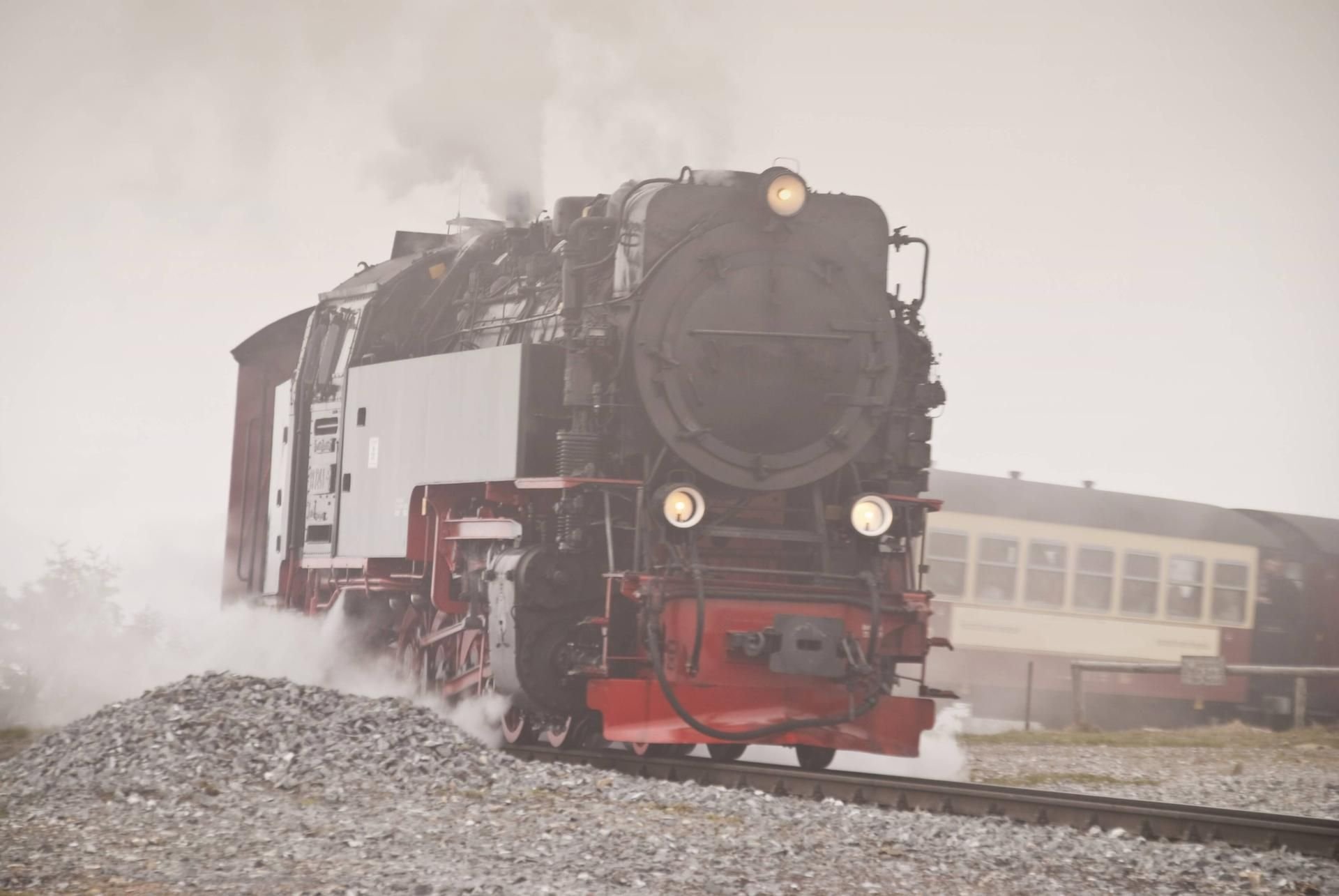 Die Brockenbahn im Nebel. (Symbolbild)