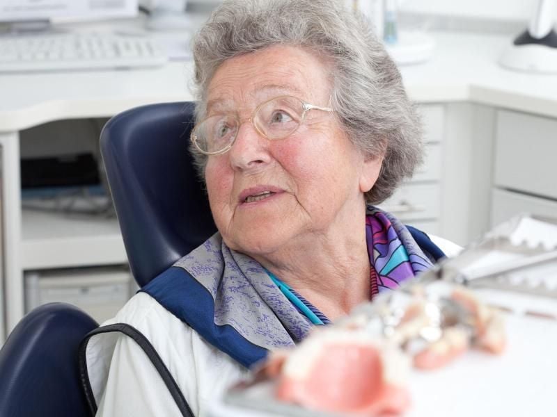 Auch mit einer Zahnprothese sollten Patienten zweimal im Jahr zur Kontrolle beim Zahnarzt. Foto: Johann Peter Kierzkowski