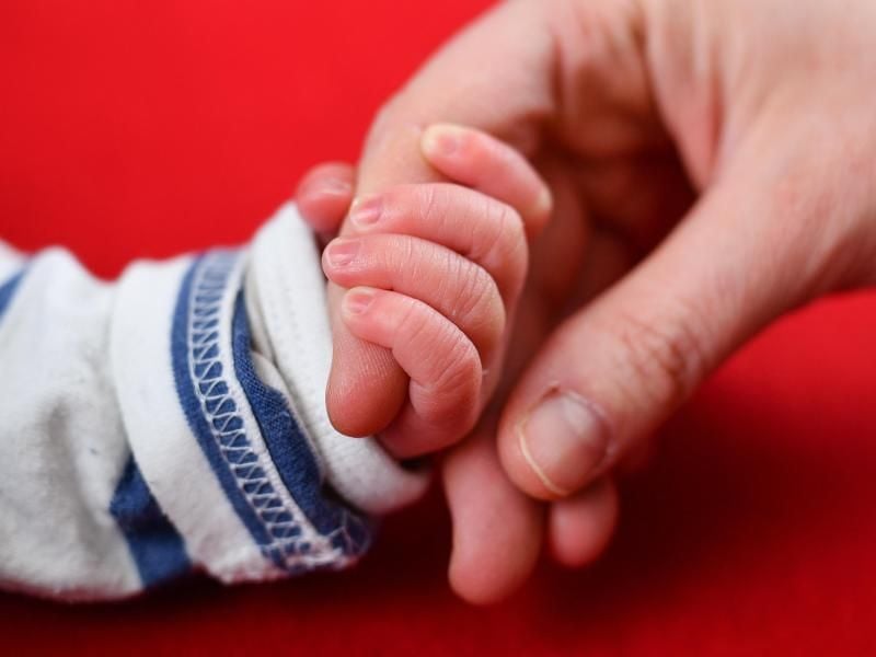 Für frischgebackene Mütter mit Corona-Infektion ist nach der Geburt Hautkontakt mit dem Säugling weiter erlaubt - Küssen aber nicht. Foto: Uwe Anspach/dpa-tmn