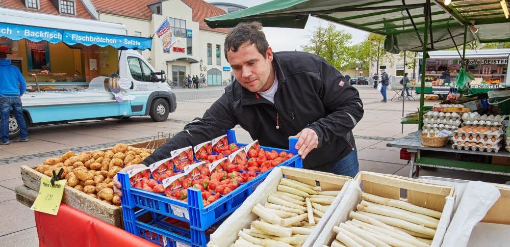 Peter Jänsch ist Obst- und Gemüsehändler aus Ilberstedt und Dauergast auf dem Karlsplatz. Er hat nichts gegen eine Videoüberwachung, aber sieht das nicht als endgültige Lösung an.