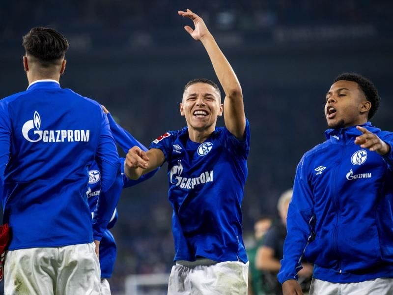 Schalkes Amine Harit (M) jubelt nach dem Schlusspfiff. Foto: David Inderlied