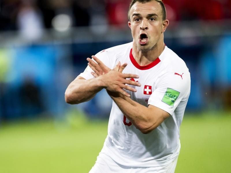 Xherdan Shaqiri provozierte mit dieser Geste die Serben. Foto: Laurent Gillieron/KEYSTONE