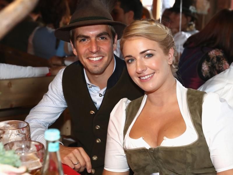 Philipp Lahm und seine Ehefrau Claudia 2016 auf dem Oktoberfest in München. Foto: Alexander Hassenstein