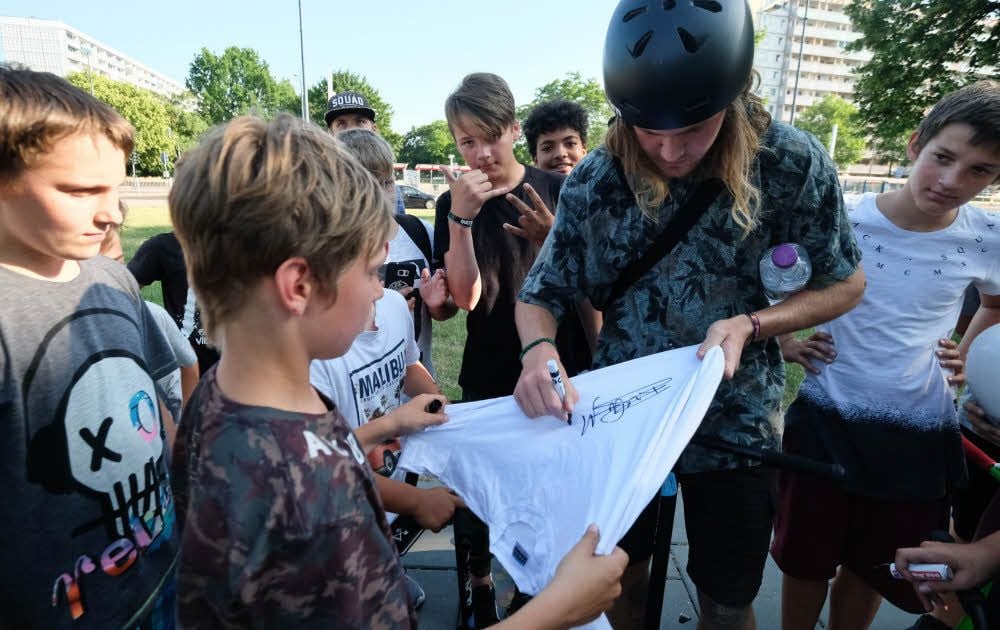 Der 20-jährige Dylan gibt den jungen Fans fleißig Autogramme.