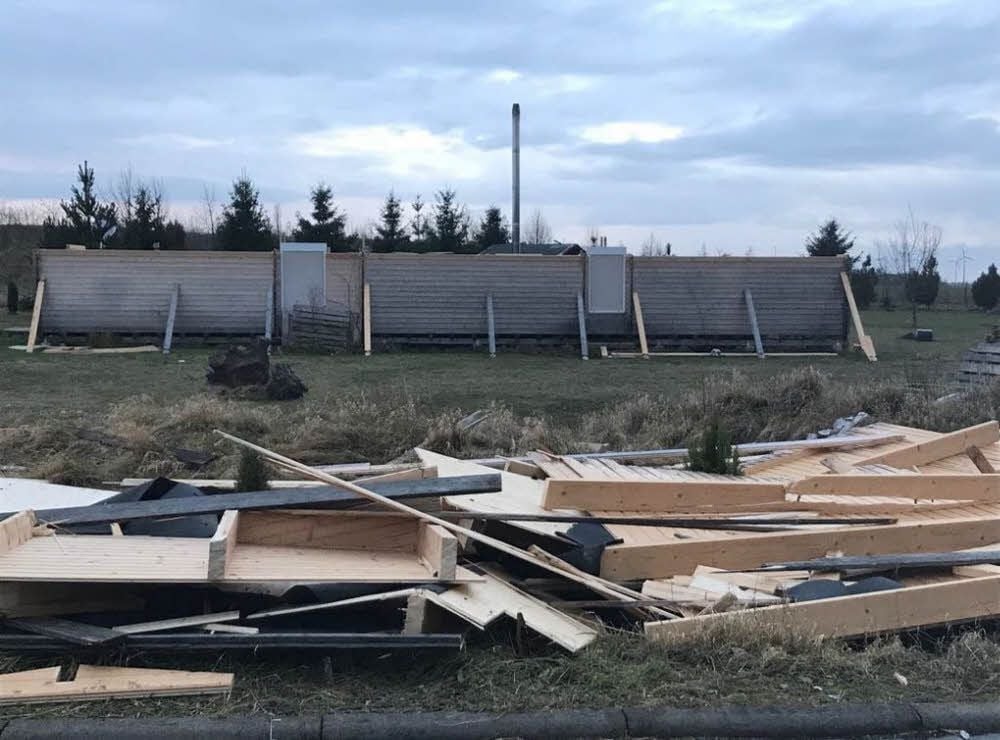 Das Dach des Holzhauses liegt zerschellt auf dem Grundstück. Die teils beschädigten Außenwände wurden inzwischen mit Stützen gesichert. Vieles vom Mobiliar wurde ebenfalls durch den Sturm beschädigt.
