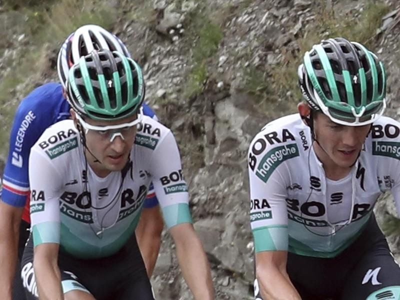 Ist von der starken Entwicklung Emanuel Buchmanns (l) angetan: Gregor Mühlberger (r) vom Team Bora-hansgrohe. Foto: Thibault Camus/AP