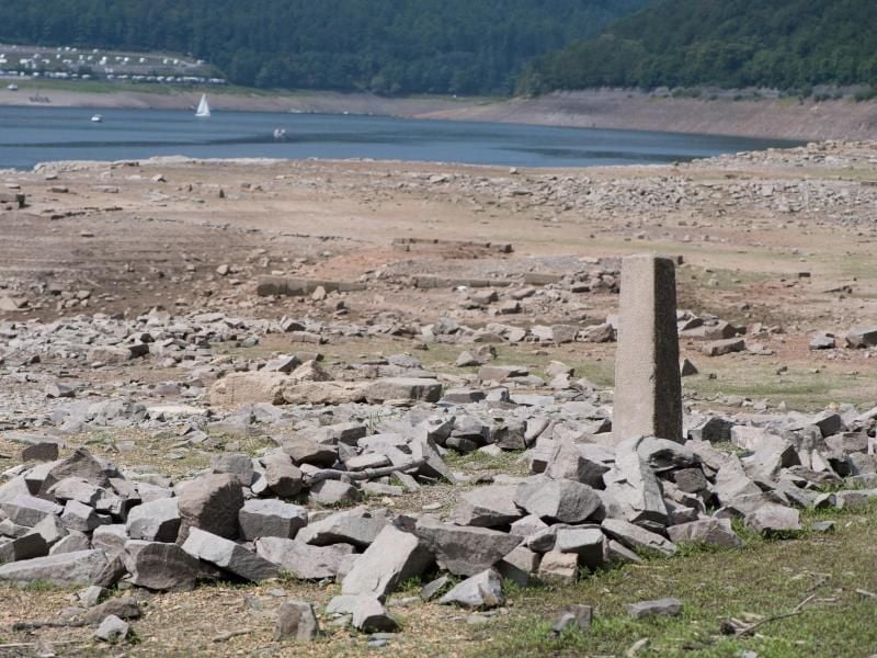 Ein Grenzstein im trockenen Edersee. Foto: Swen Pförtner/Archiv
