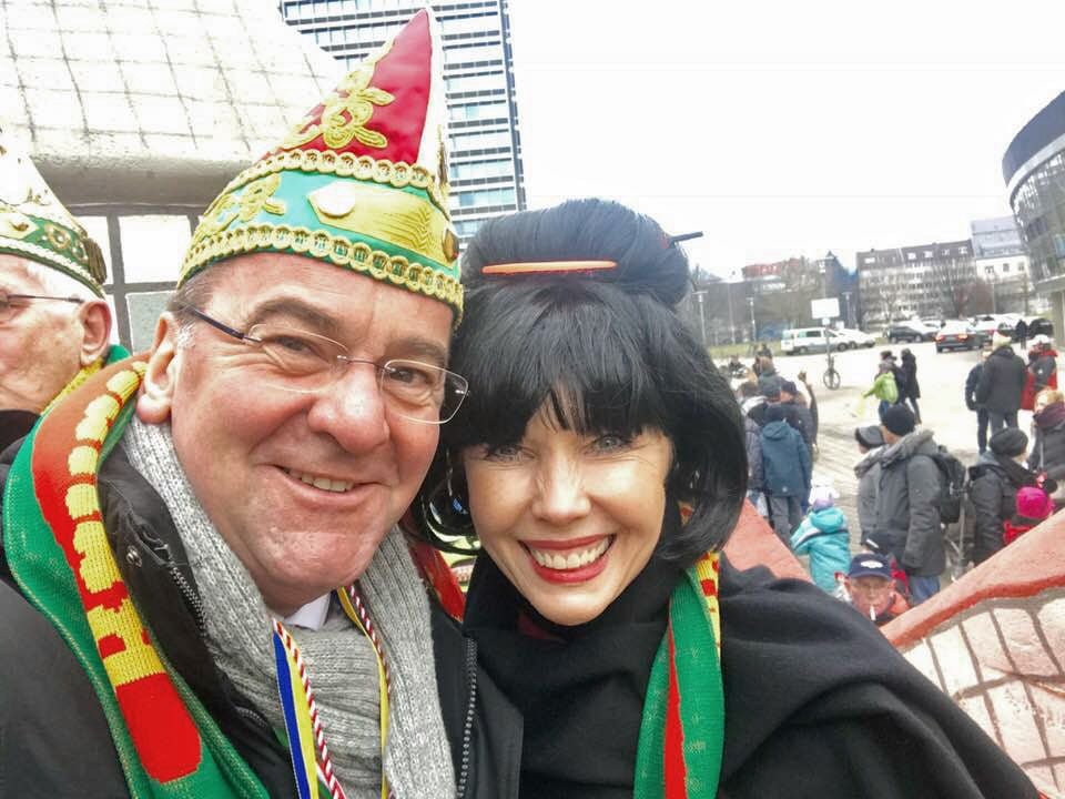 Die niedersächsische SPD-Politikerin Doris Schröder-Köpf hat sich beim Braunschweiger Karneval als Asiatin verkleidet.