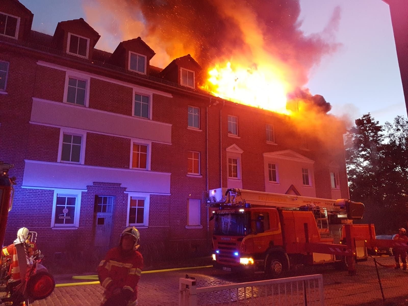 Flammen schlugen aus dem Dachgeschoss.