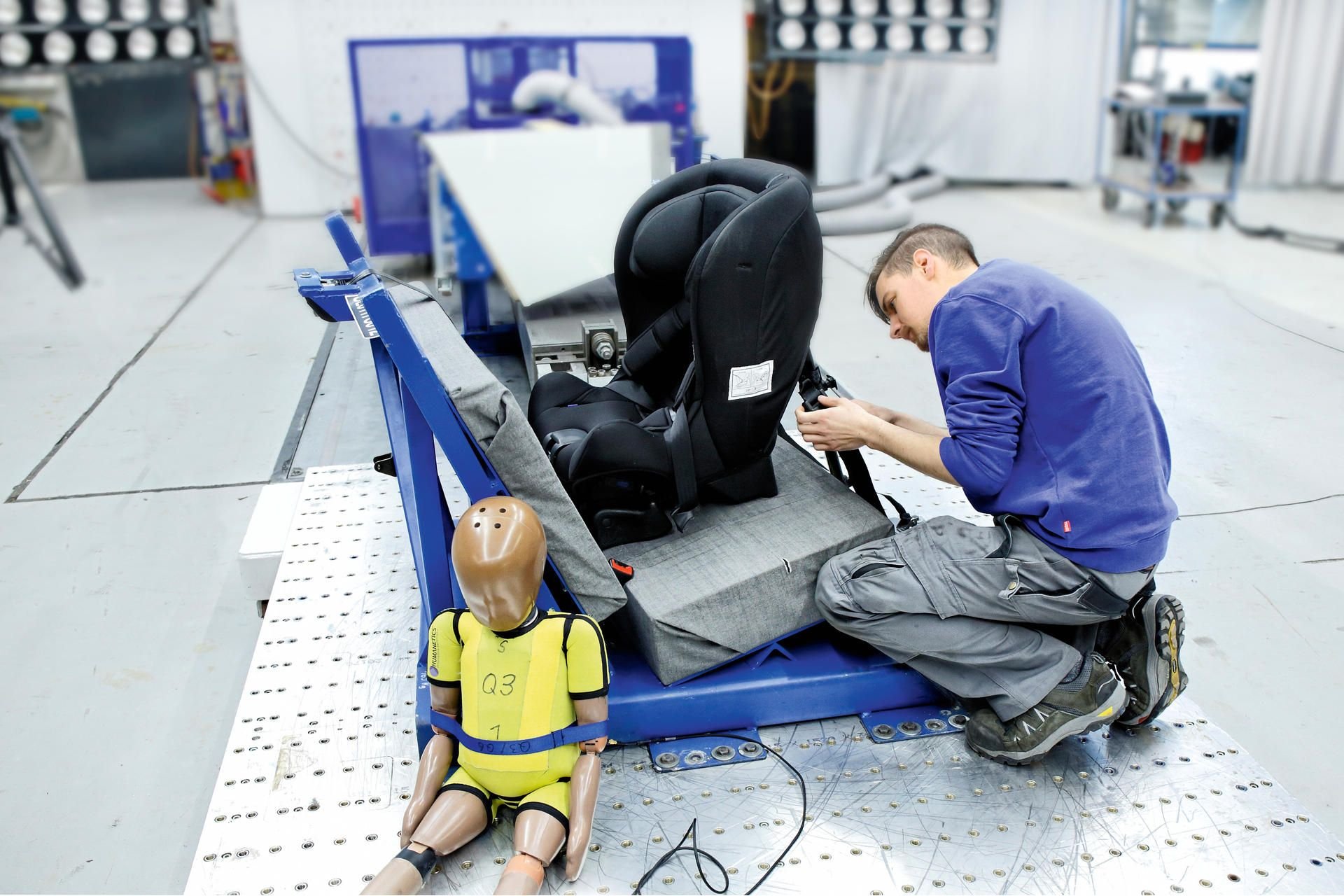 Im Crashtest: Gemeinsam mit dem ADAC hat die Stiftung Warentest 37 Kindersitze fürs Auto geprüft.