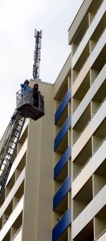 Die Feuerwehr blieb den Beweis nicht schuldig: Die Drehleiter erreicht alle Stockwerke im Hochhaus.