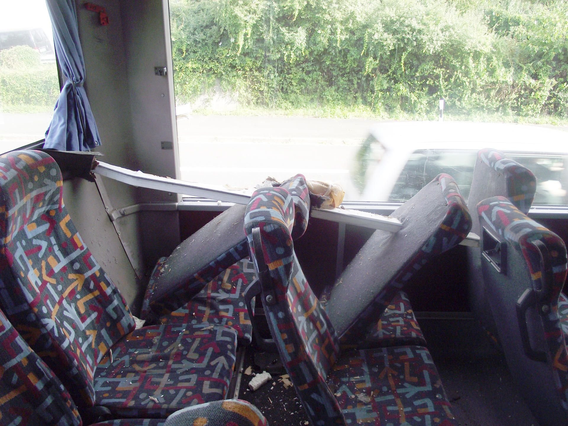 Eine Metallstange eines Grillhähnchen-Wagens hat sich durch die hinteren Sitze eines Linienbusses gebohrt.