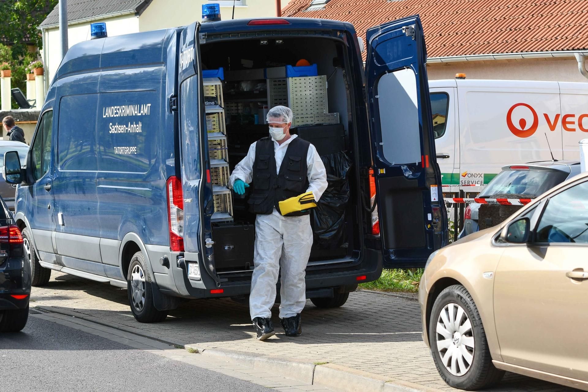 Die Tatortgruppe des LKA sichert in Magdeburg Spuren.