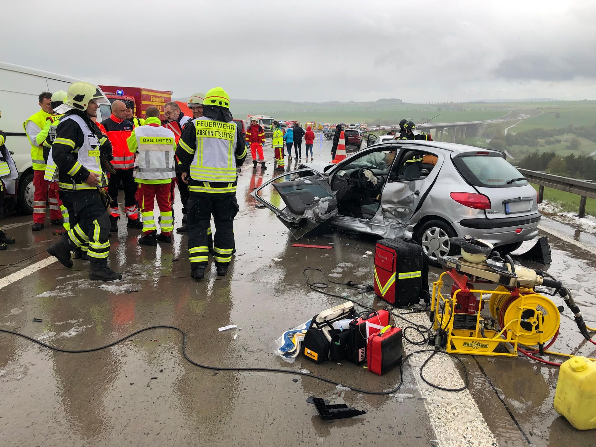 Plötzliche Glätte hat auf der A71 eine Massenkarambolage verursacht.