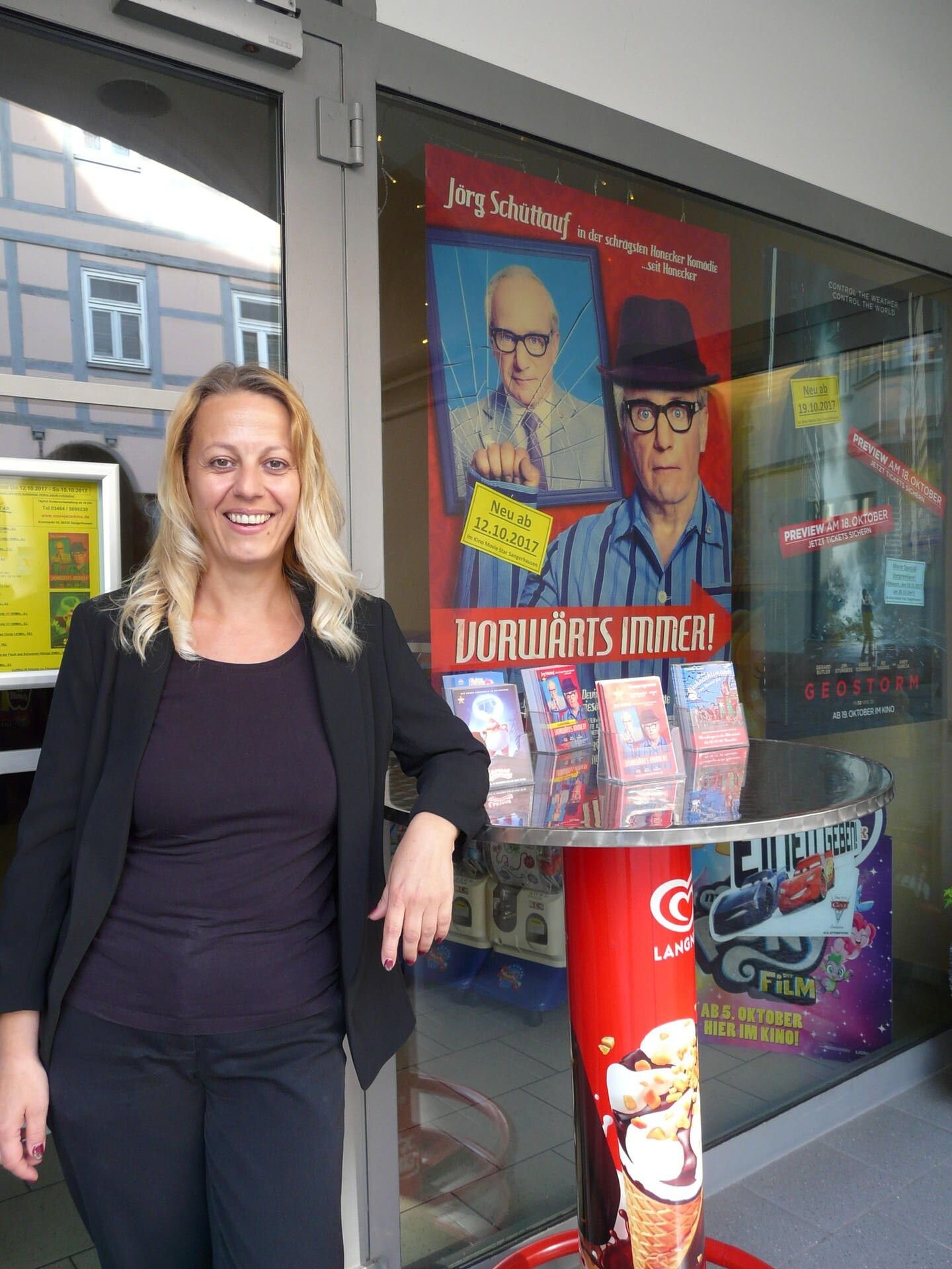 Diana Ehrhardt vor dem Sangerhäuser Kino