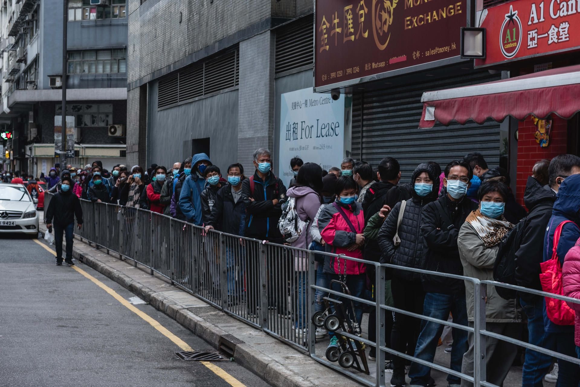Kunden stehen vor Ladenöffnung vor einem Geschäft in Hongkong.
