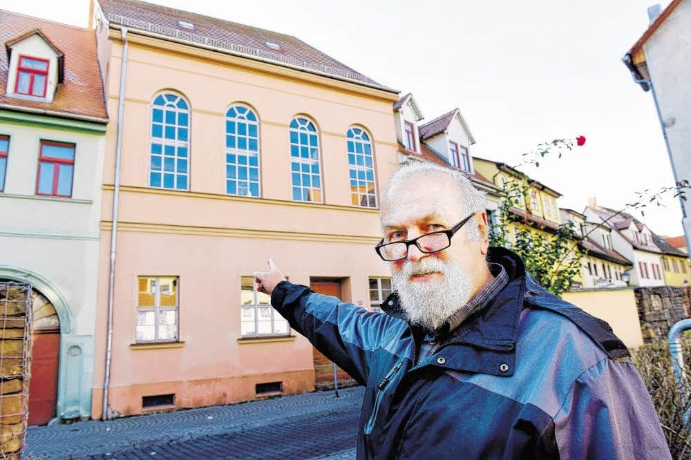 Rüdiger Seidel vor der ehemaligen Synagoge in Eisleben.