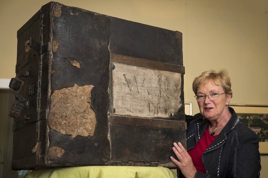 Christiane Pels präsentiert den Reisekoffer von Wilhelm von Kügelgen. Der Künstler war Hofmaler in Ballenstedt.
