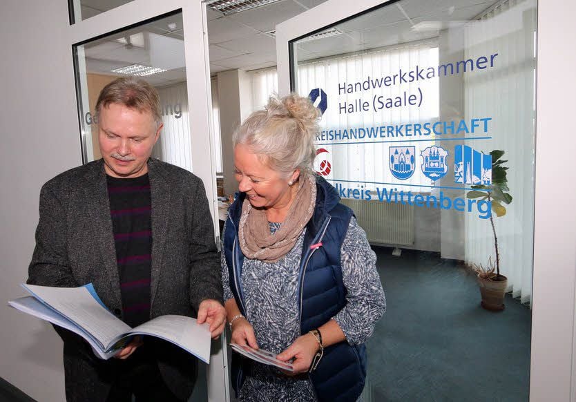 Bernd Linge, betriebswirtschaftlicher Berater der Handwerkskammer Halle, und Simone Schneider von der Kreishandwerkerschaft Wittenberg widmen sich jetzt regelmäßig im Autohaus Faust in der Arnsdorfer Reihe den Fragen und Problemen der Mitgliedsbetriebe.