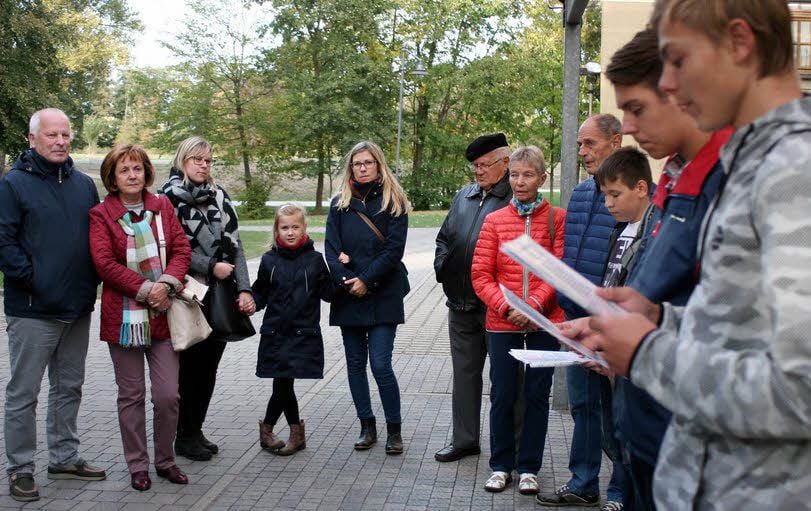 Vier junge Stadtführer der Nordschule starteten ihre Geschichtstour am Schloss.
