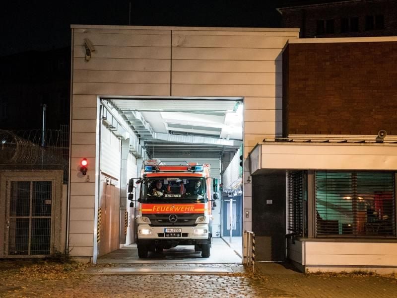 Ein Feuerwehrfahrzeug steht in der Einfahrt zur Untersuchungshaftanstalt Hamburg. Foto: Daniel Bockwoldt