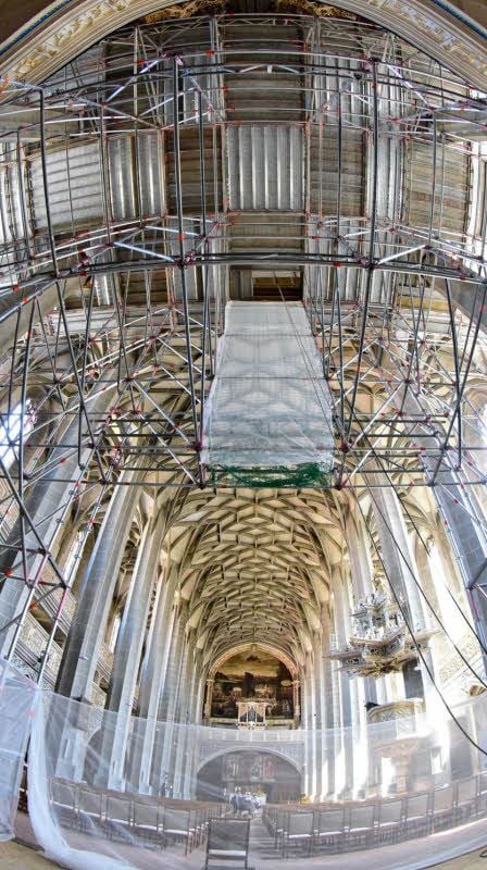 Sichern des Gewölbes im Kirchenschiff