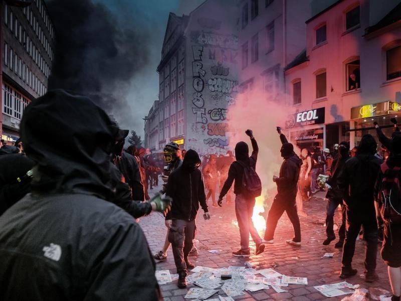 Autonome randalieren während des G20-Gipfels im Hamburger Schanzenviertel. Foto: Markus Scholz/Archiv
