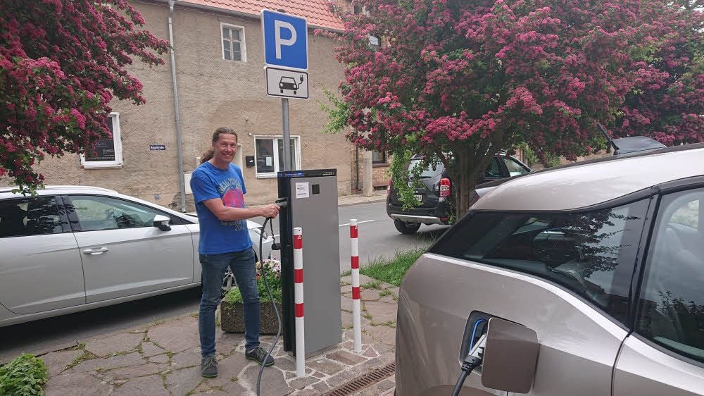 Axel Baierl lädt sein E-Auto an der Ladestation. Anderthalb Stunden dauert eine vollständige Ladung.
