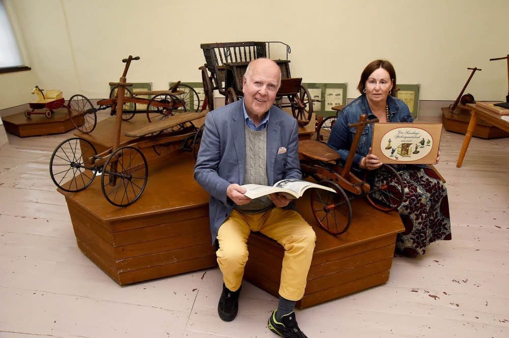 Ernst-Albert Naether ist eigens nach Zeitz gekommen, um die Bücher aus seiner Sammlung an Museumsleiterin Kristin Otto zu übergeben.