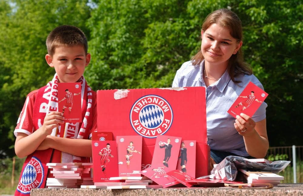 Dank ihres Nachnamens hat der FC Bayern München ein Fanpaket an Schulsekretärin Nicole Lewandowski geschickt. Bayern-Fan Melvin freut’s.