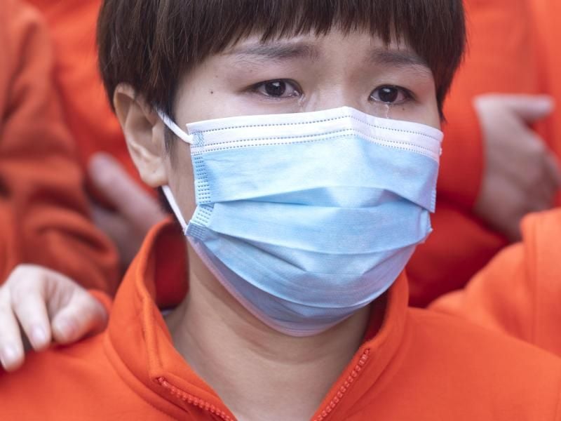 Eine chinesische Ärztin mit Mundschutzmaske hat Tränen in den Augen. Foto: Cai Yang/XinHua/dpa