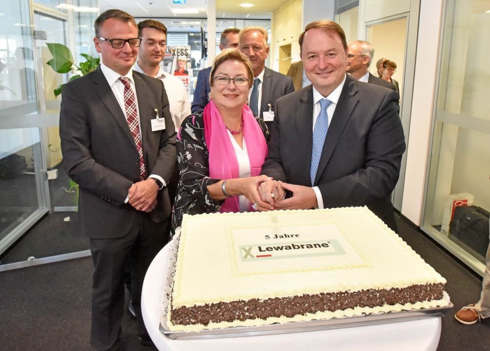 Oberbürgermeisterin Petra Wust und oberster Lanxess-Chef Jean-Marc Vesselle mit Jubiläumstorte.