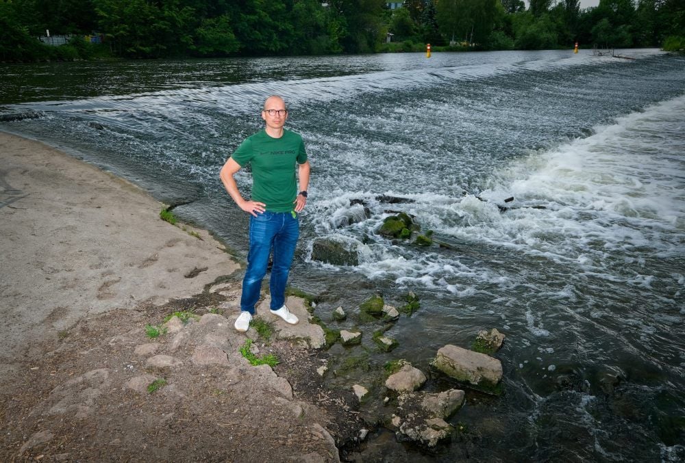 Lebensretter: Am Saale-Wehr an der Rabeninsel gerieten am Montagnachmittag drei Kinder ins Wasser. Eike Kreuschmer rettete sie in letzter Sekunde.
