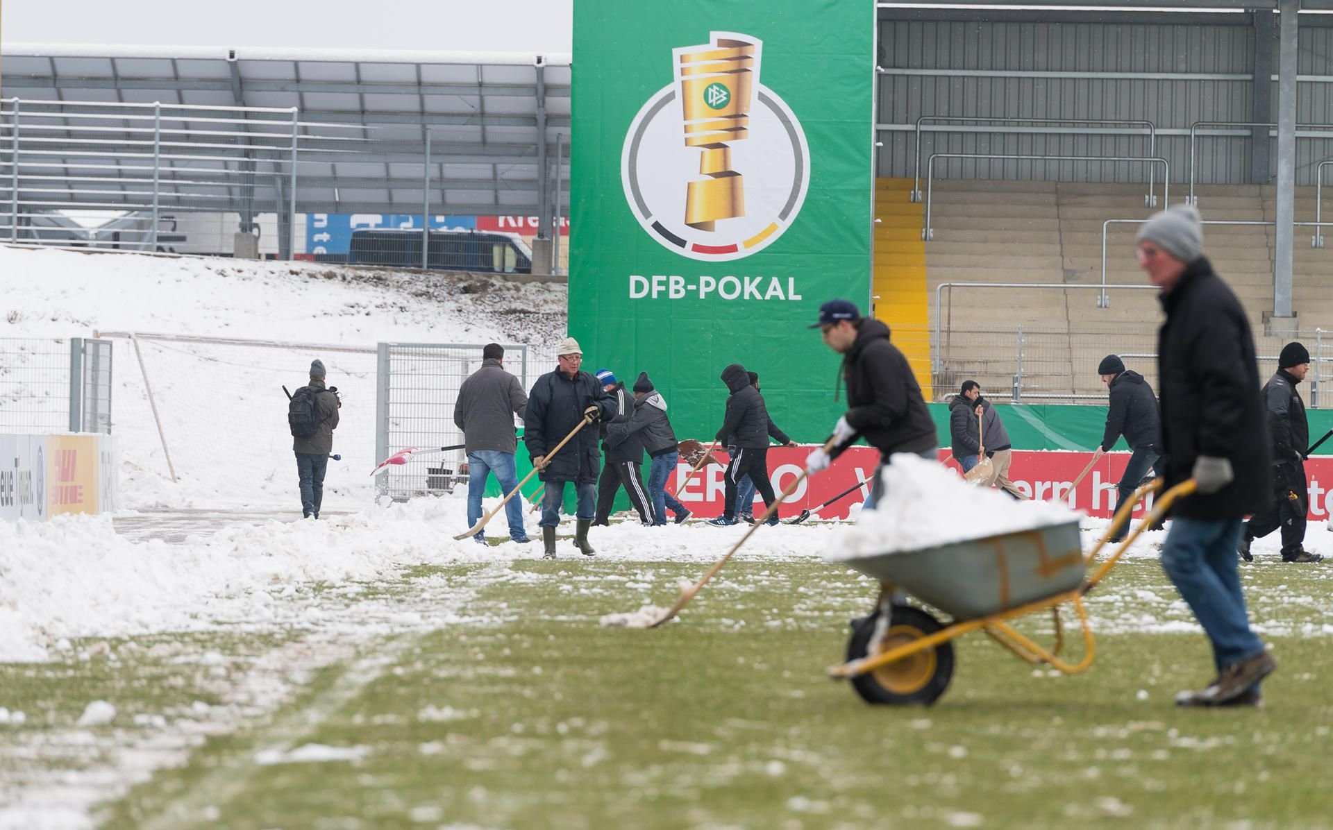 Mit vereinten Kräften befreite Freiwillige das FRIMO Stadion von den Schneemassen.