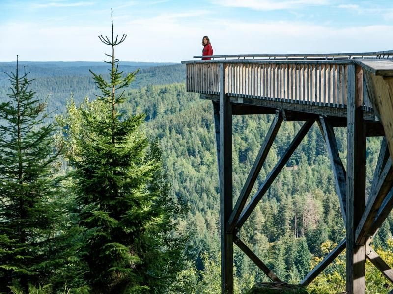 Hauptkommissarin Maris Bächle (Jessica Schwarz) mit Blick auf den Karsee, in dem Wanderer ein totes Mädchen gefunden haben. Foto: ZDF/Maor Waisburd