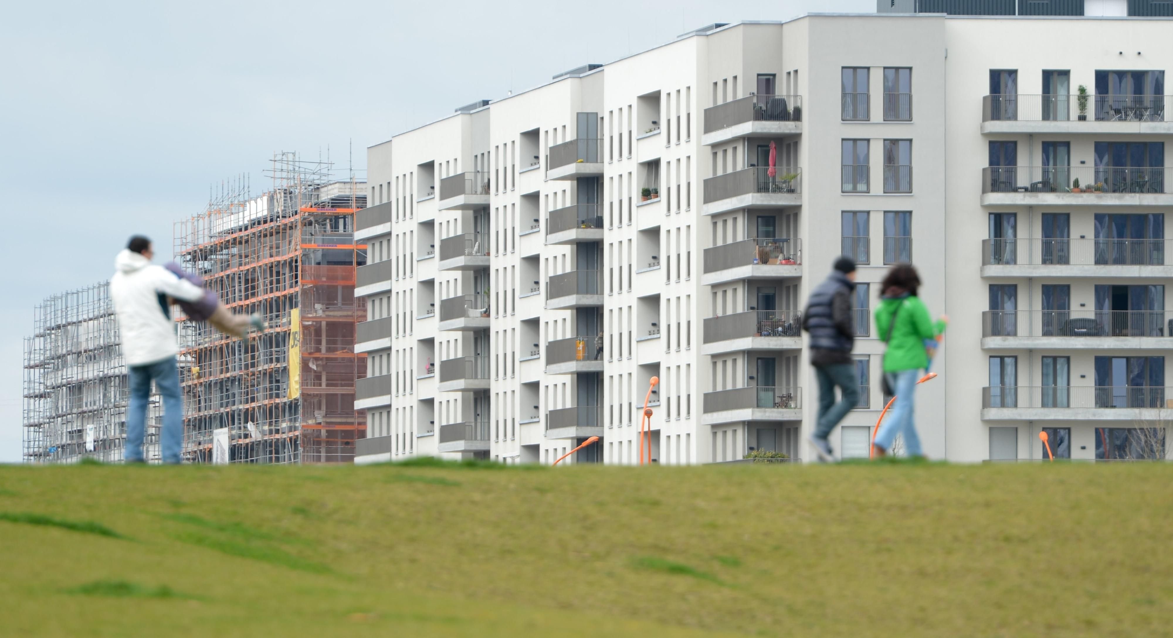 Eine Neubausiedlung in Frankfurt/Main. Besonders in Großstädten sind die Immobilienpreise auf einem sehr hohen Stand.