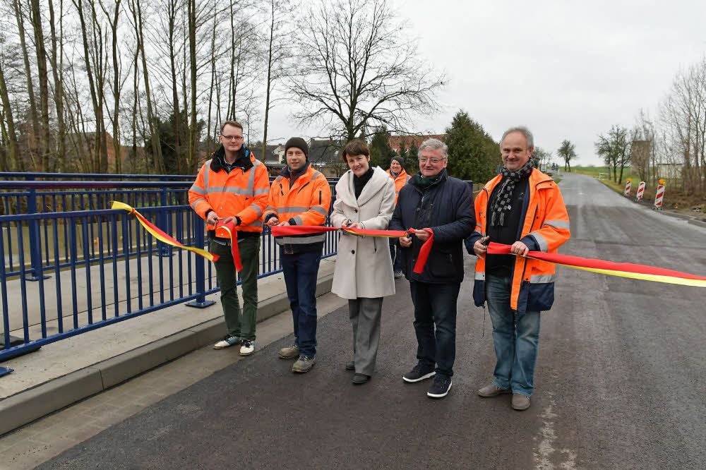 Die Brücke wurde mit einem offiziellen Scherenschnitt übergeben.