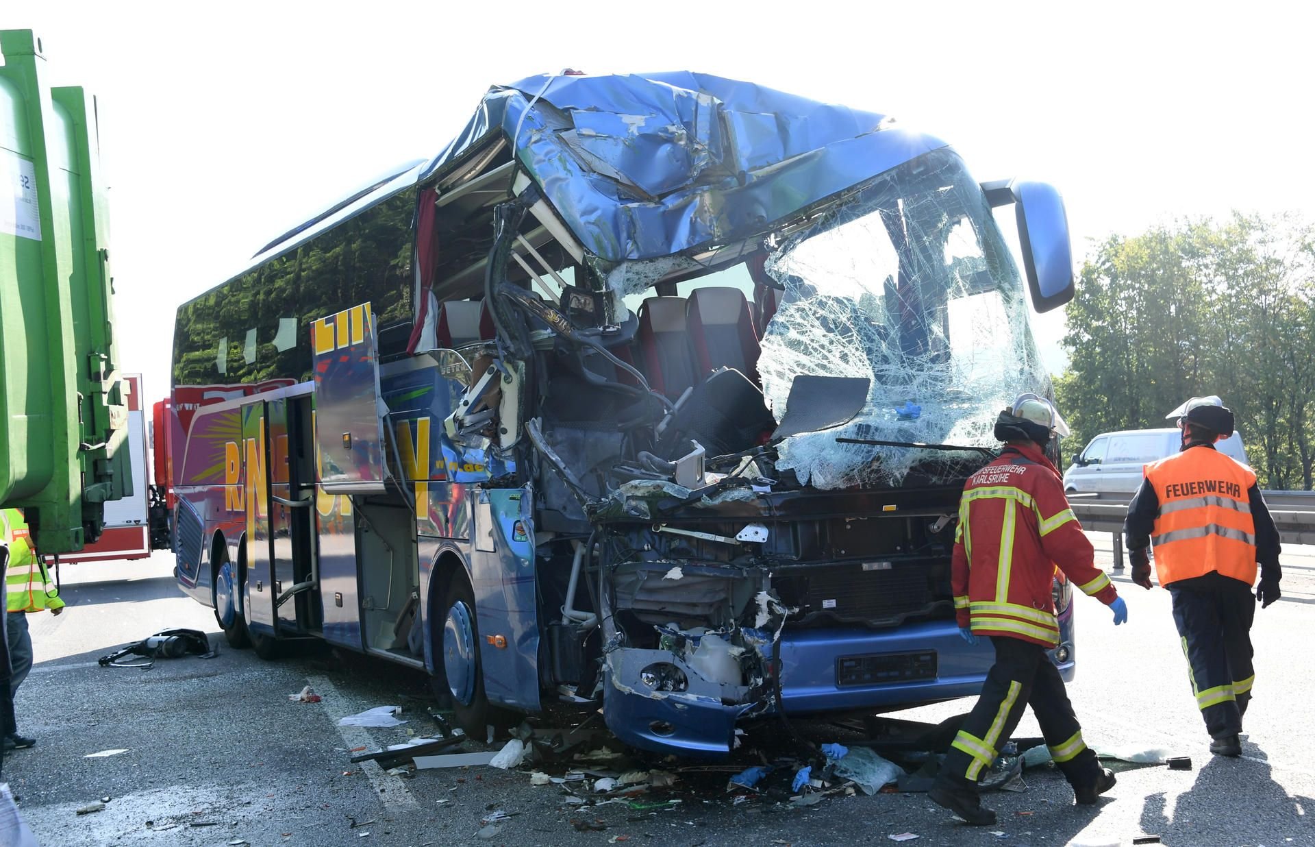 Ein verunglückter Reisebus steht auf der Autobahn 5.