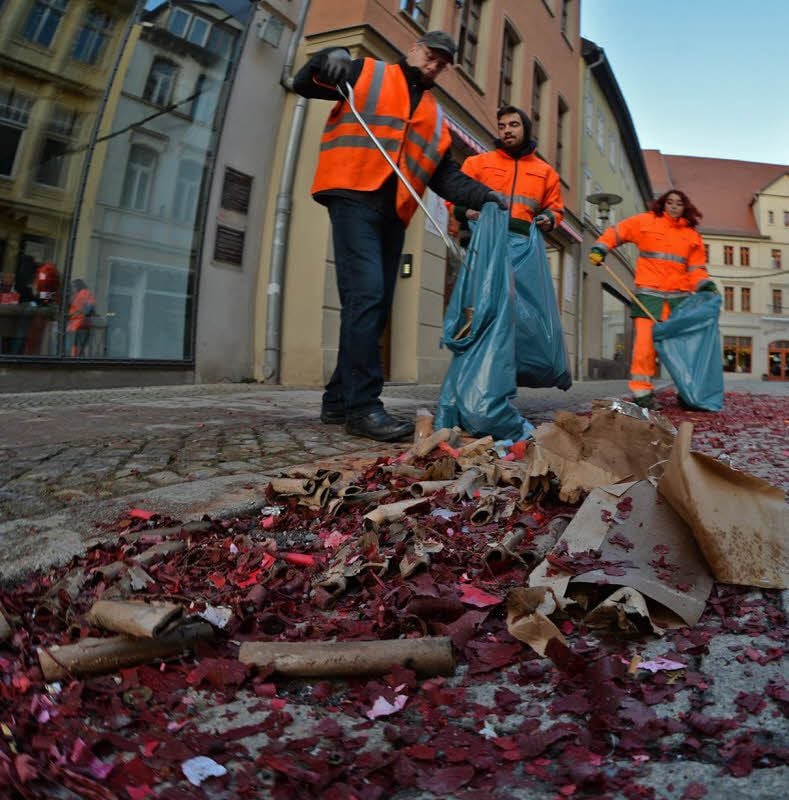 Knaller- und Raketenreste - die Mitarbeiter vom Bauwirtschaftshof haben viel zu tun.