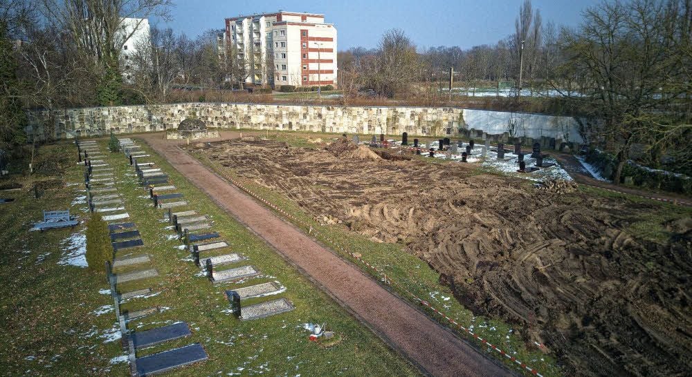 Blick auf den Jüdischen Friedhof und auf die Fläche (rechts), in der Flaschen mit unbekannten Flüssigkeiten und Gummireifen gefunden wurden.