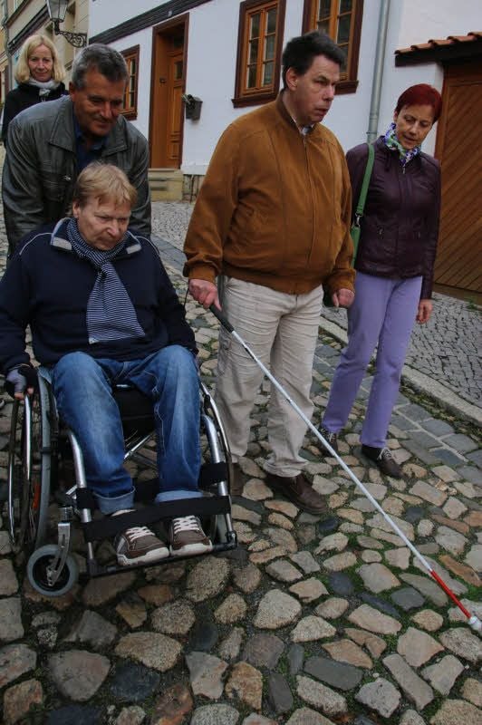 Mit Hilfe von Jens-Uwe Lilienthal vom Bauhof (v.l.) wagt sich Klaus Stegmann den Schlossberg runter. Für Jörg Schulze ist der Weg etwas leichter zu bewältigen. Gudrun Bergmann von der Evangelischen Stiftung Neinstedt hat dennoch ein Auge auf die Situation.