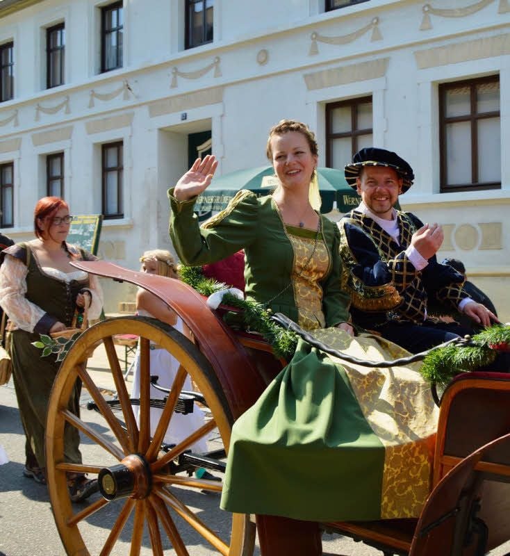 Das Kurfürstenpaar samt Gefolge zieht mit einer Pferdekutsche durch die historische Altstadt Bad Schmiedebergs. Am Festumzug nahmen insgesamt 70 Vereine teil.