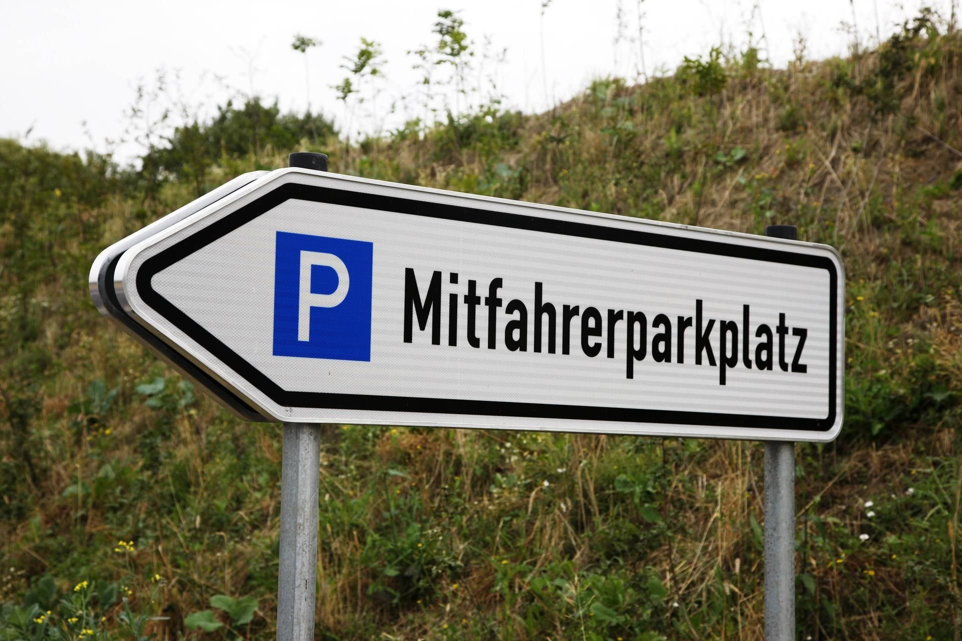 Das Schild an einer Autobahnzufahrt zeigt den Weg zu einem Mitfahrerparkplatz.