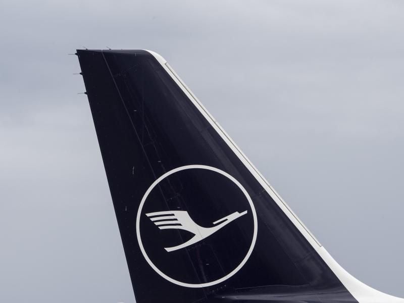 Der Heckflügel einer Lufthansa Maschine. Foto: Boris Roessler/dpa/Archivbild