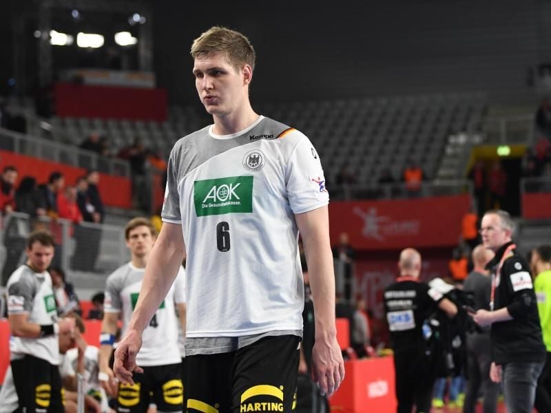Die deutsche Handball-Auswahl muss im Testspiel gegen Norwegen auf Finn Lemke (M) und Tobias Reichmann verzichten. Foto: Monika Skolimowska