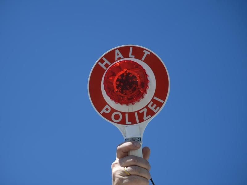 Eine Kelle mit der Aufschrift „Halt Polizei”. Foto: Patrick Seeger/Archiv