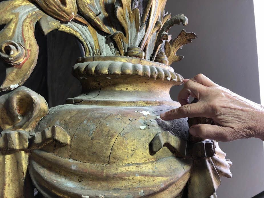 Abblätternde Farbe an einem der Pokale.