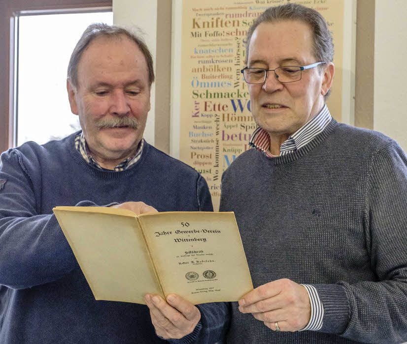 Dieter Pioch (links) und Franz Neise vom Wittenberger Gewerbeverein haben sich mit der Geschichte der Vereinigung beschäftigt.